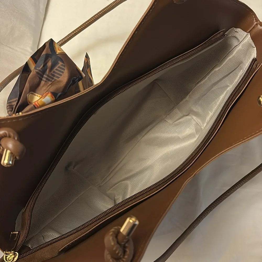 Elegant Geometric Tote. Shoulder/Handbag with Scarf.
New w/o tags. Xich Xichan - Picture 4 of 12